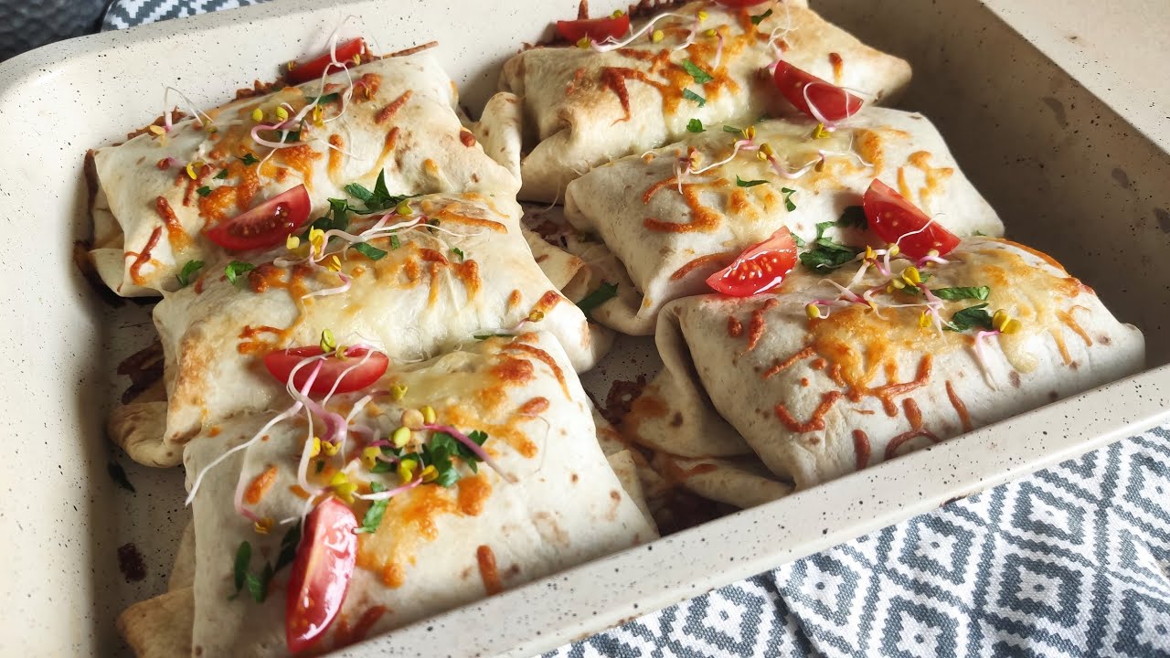 Tortilla zapiekana z mięsem mielonym i pieczarkami