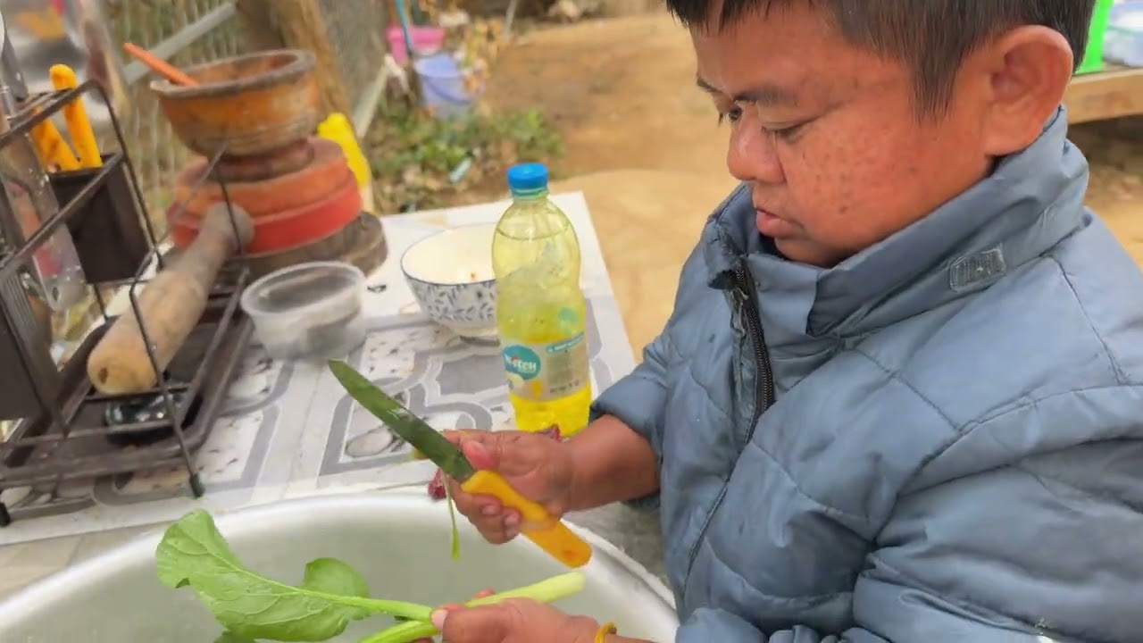 នាយក្រិនធ្វេីម្ហូបសាច់ជ្រូកចៀនគឿង😋🤤