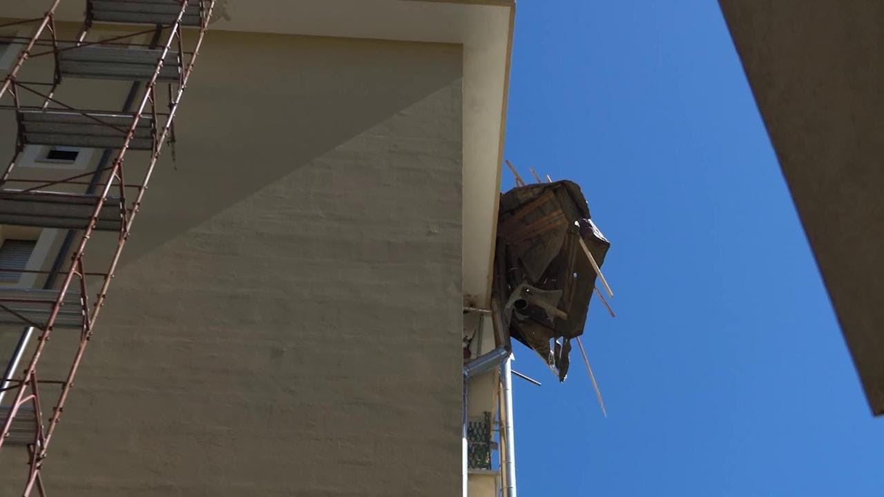 Vento forte, a Cinisello Balsamo crolla un'impalcatura: ferito abitante del palazzo