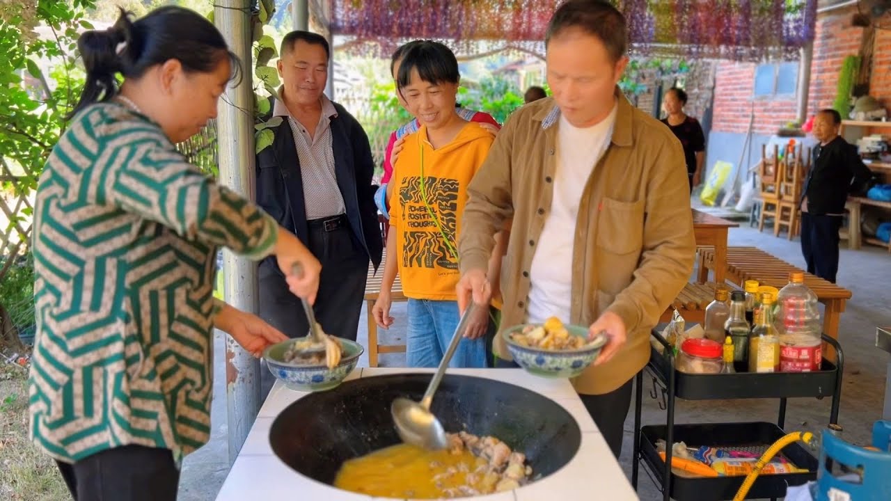 周老板买两只土鸡炖天麻，大姨买了一大块排骨，秋子做一大桌硬菜