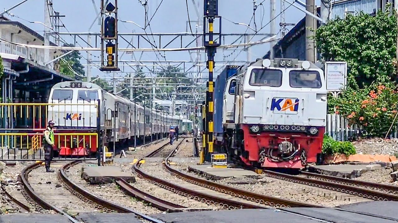 PASUKAN KERETA SIANG SIBUK PADATI STASIUN BESAR KOTA JAKARTA!! Kereta Api Di Stasiun Pasar Senen