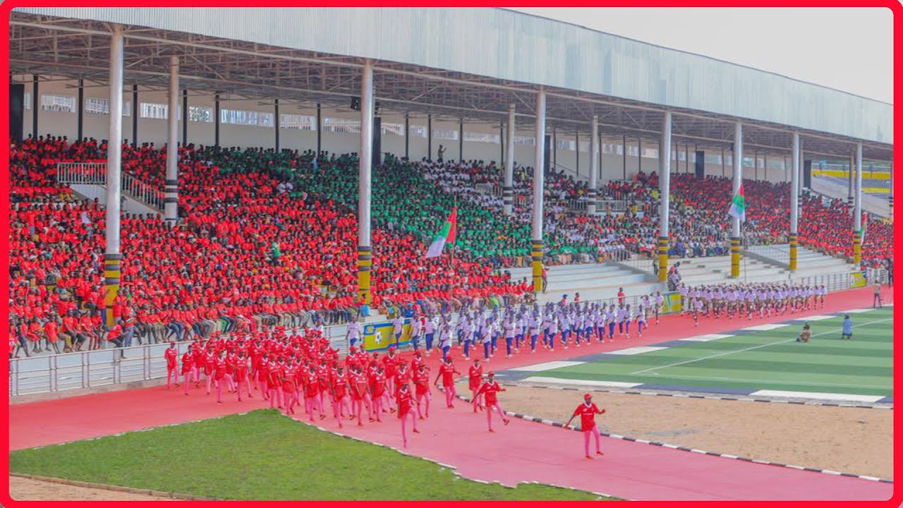 I defire y’agakura y’Urwaruka rw’i Makamba imbere ya H Reverien Ndikuriyo n’abatumire