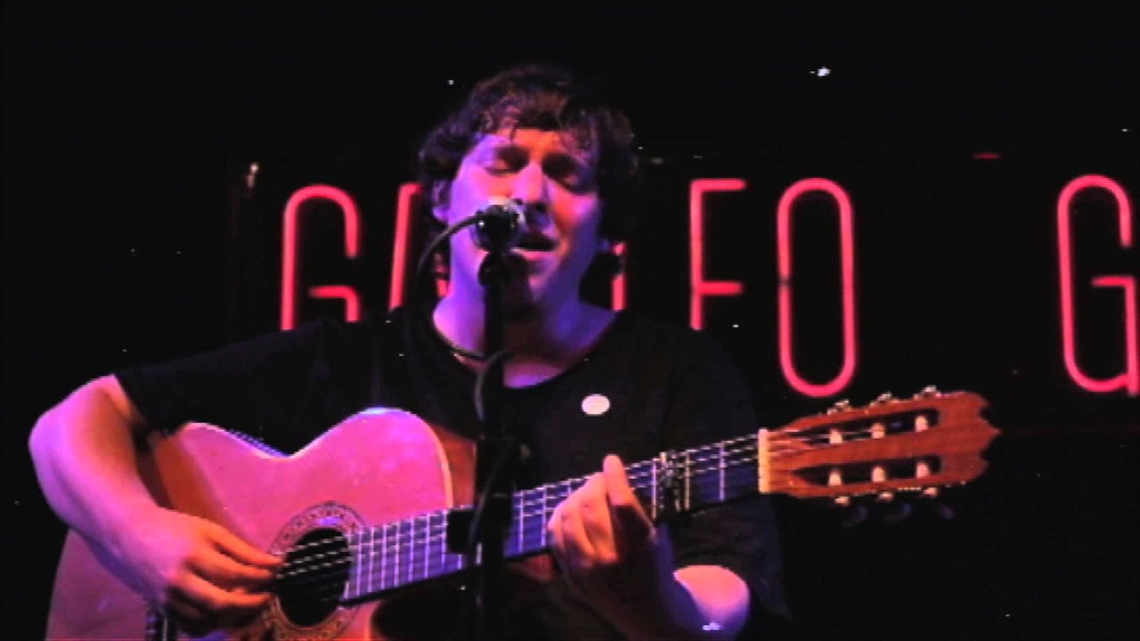 Vuelve, canción de Andrés Lewin, cantada en directo en Galileo Galilei
