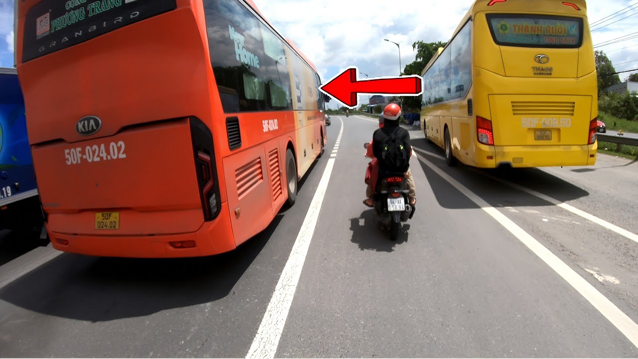 Xe Khách Thành Bưởi Và Phương Trang Cùng Xuất Hiện Trên Địa Phận Vĩnh Long Gây Tò Mò