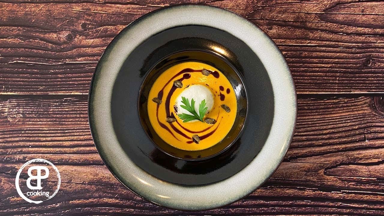 Cremige K&uuml;rbissuppe mit &Ouml;l und Kernen, die Anleitung mit Rezept.
