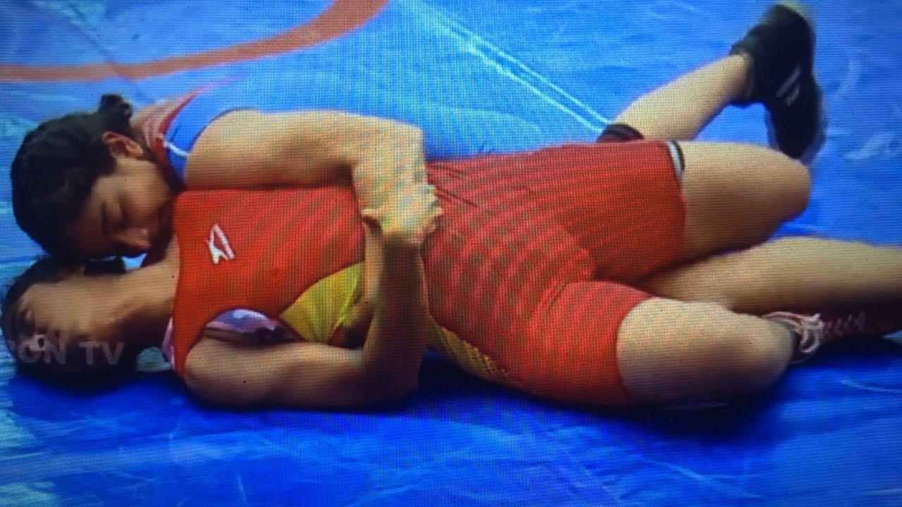 Women Wrestling pin 22