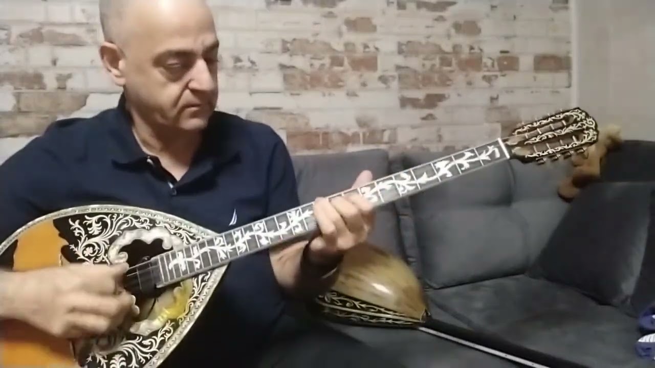 Ο Μαν. Καραντίνης παίζει  
