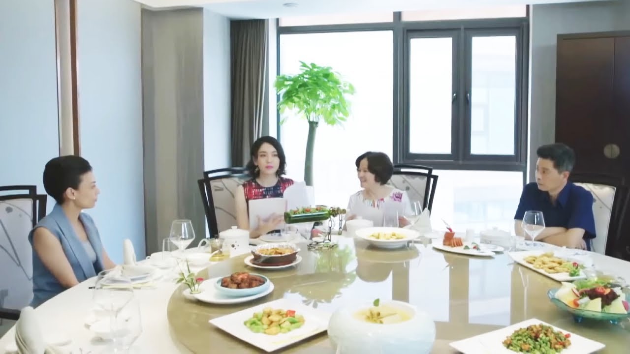 心機小三著急嫁入豪門，打扮精緻帶父母跟總裁見面，對方連面都不願見，活該！