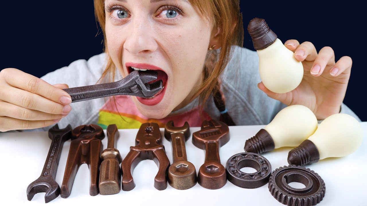 ASMR EATING EDIBLE CHOCOLATE TOOLS, LIGHTBULB(FAKE) EXTREME CRUNCHY EATING SOUNDS/MUKBANG