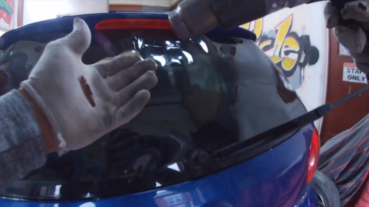 How to tint a car rear window (close view) Learn how to tint MK5 GOLF
