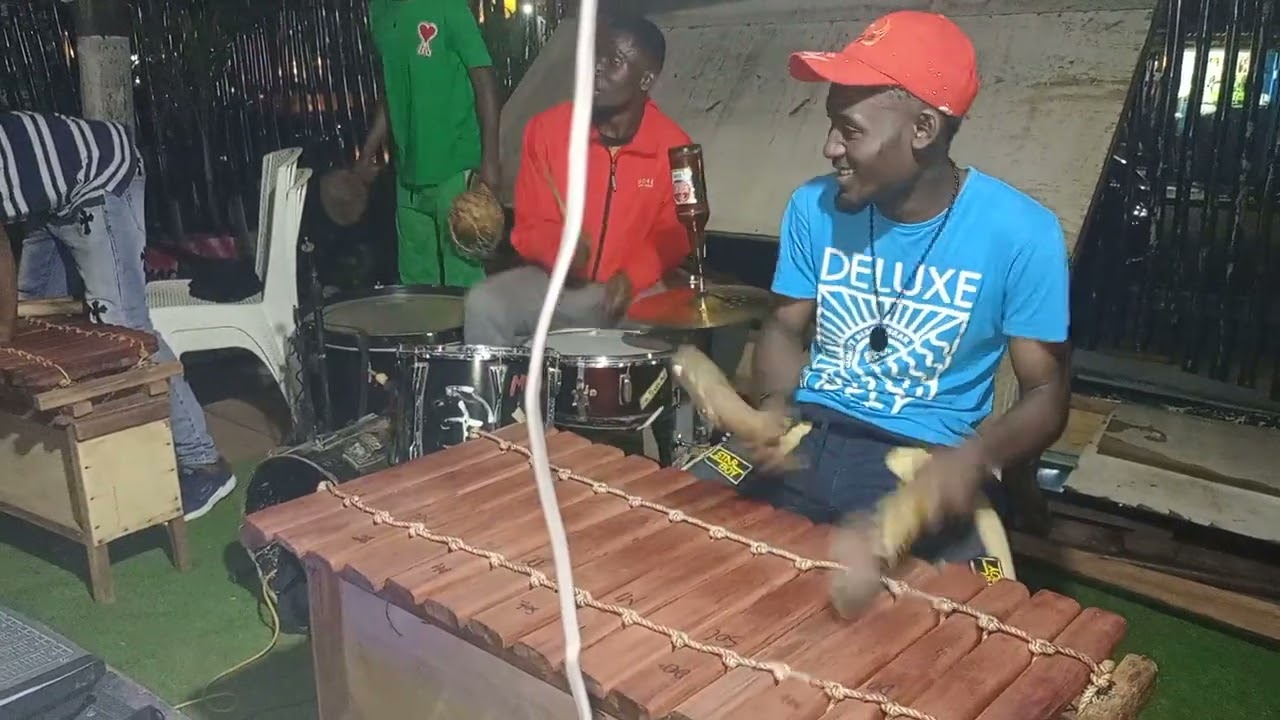 SPECTACLE lors de la FÊTE DU TRAVAIL avec le BALAFON du CAMEROUN