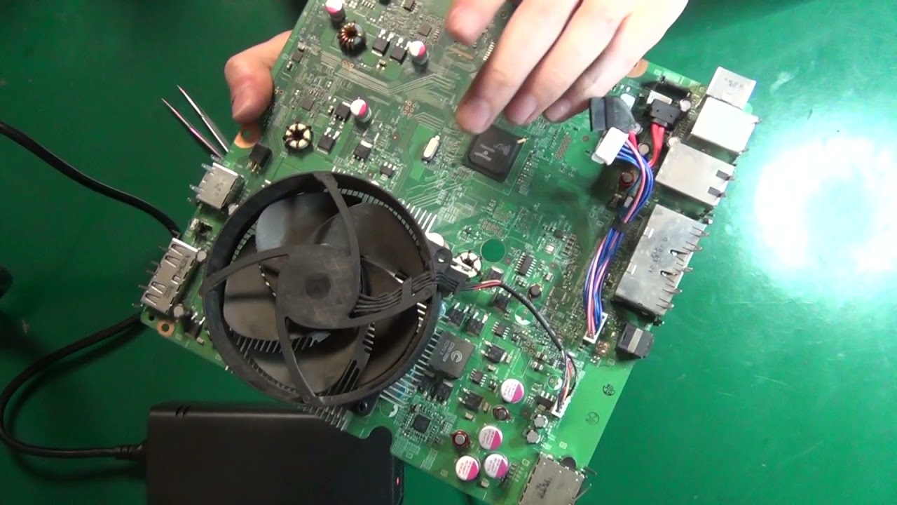 Xbox 360 Slim i czerwona dioda