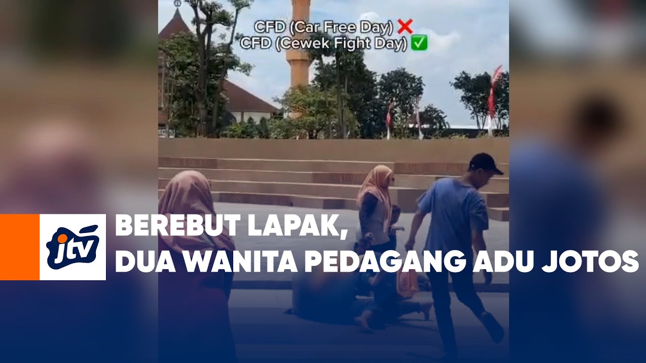 Berebut Lapak, Dua Wanita Pedagang Adu Jotos