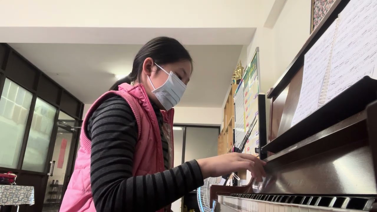 Joanna 鋼琴課1/17 ：訂正第一頁右手錯音改正好
