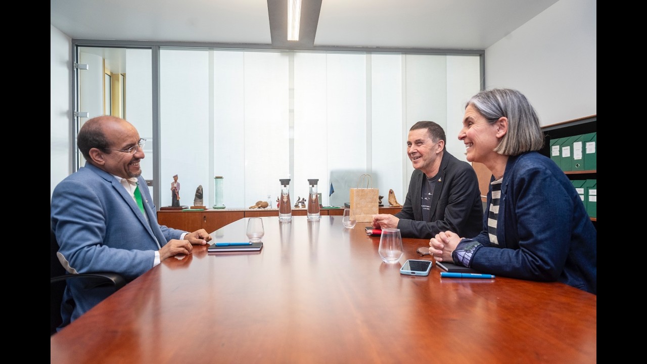 Encuentro de Arnaldo Otegi y Nerea Kortajarena con el nuevo delegado del Frente Polisario en Euskadi