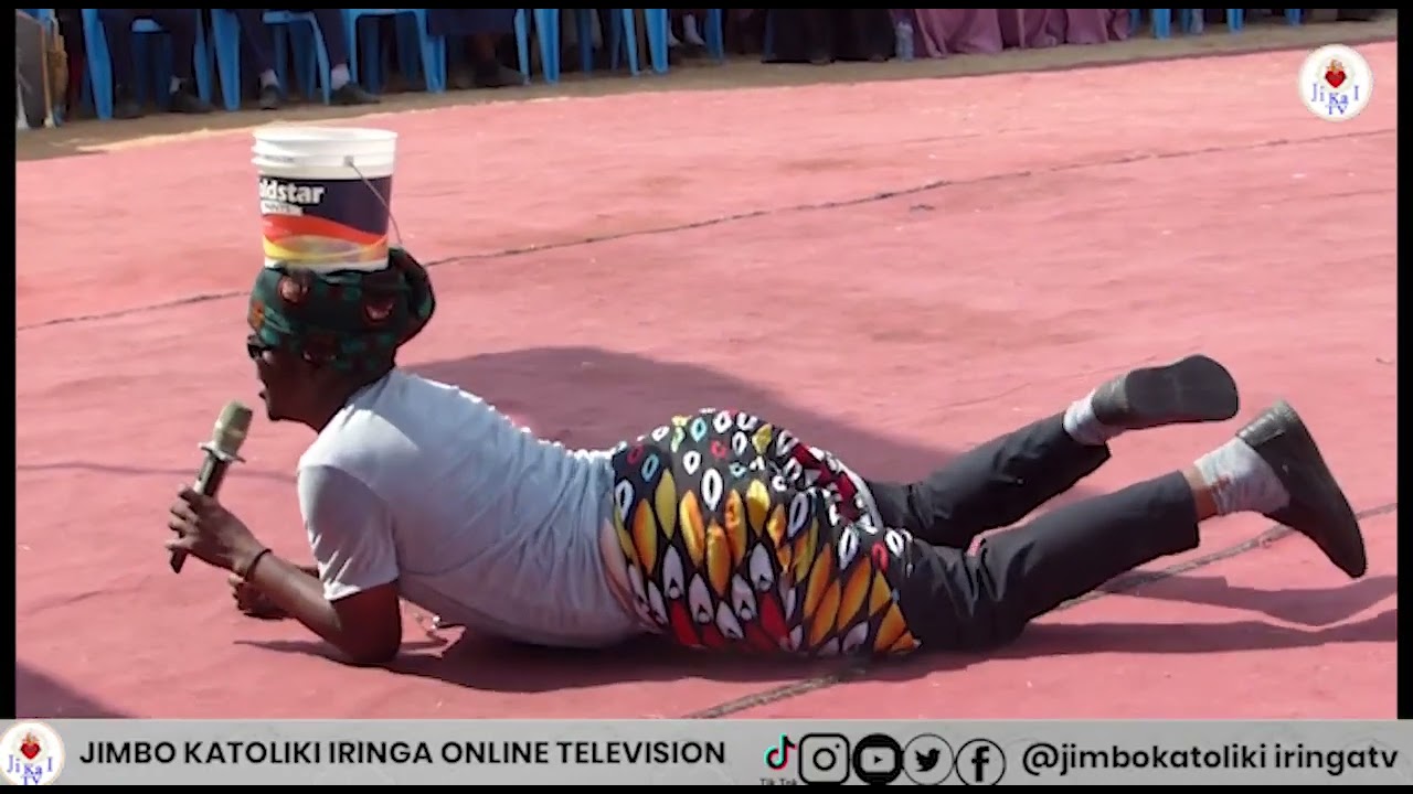 KIJANA AMKOSHA Ask. Ngalalekumtwa kwa uchezaji wake. ACHEZA NA NDOO YA MAJI KICHWANI BILA KUANGUKA