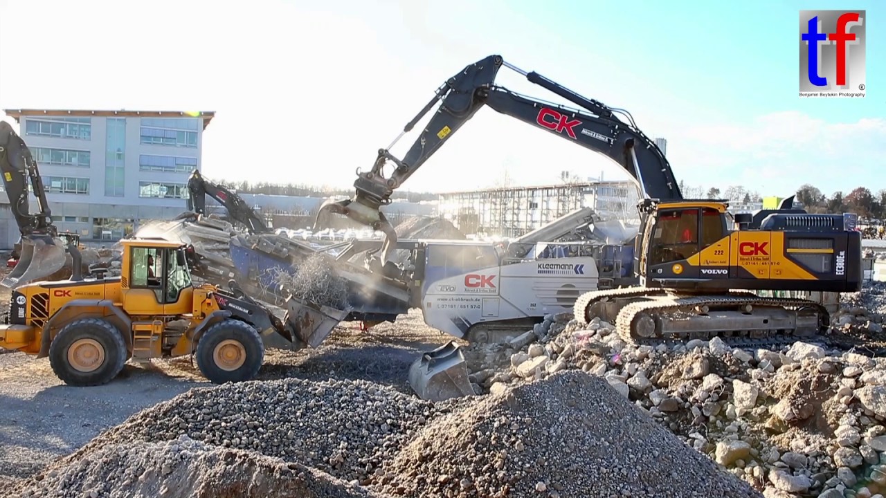 **BRAND NEW** VOLVO EC380E NL Loads Kleemann Crusher, Wendlingen, Germany, 16.02.2017.