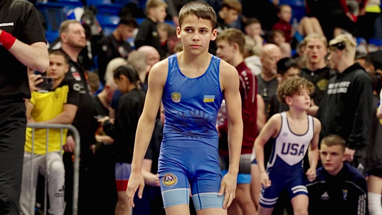 U15 Denis Stamat (SWE) vs Serhii Yakymenko (UKR) 38kg. Greco-roman boys youth wrestling. B-cam-man