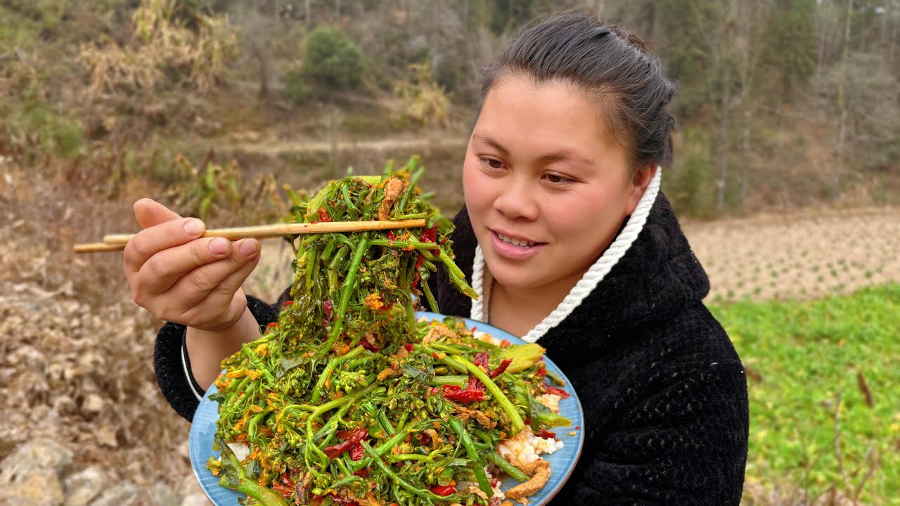 摘了很多萝卜花和油菜花做个美味下饭菜 Make a delicious meal with vegetable flowers