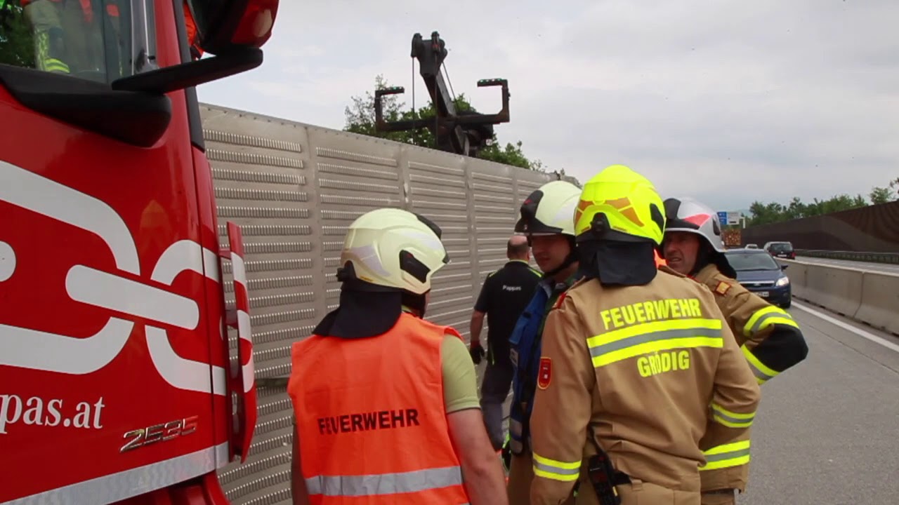 Tiertransport-Anh&auml;nger st&uuml;rzt auf der A10 bei Salzburg-S&uuml;d um