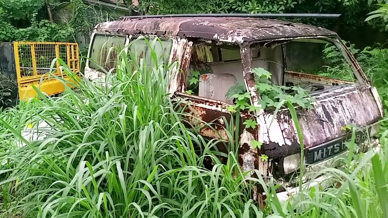 Cek lokasi angker nya mobil ambulance terbengkalai ih... bikin merinding.