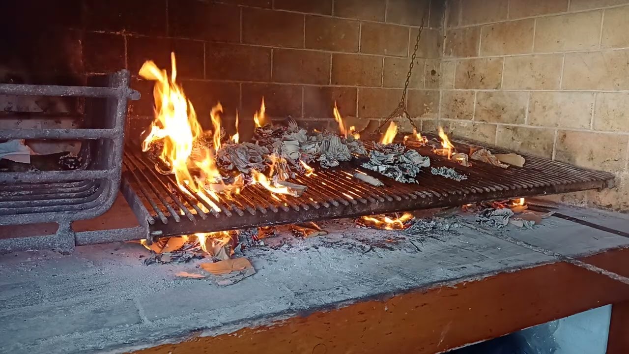 Limpiando la parrilla a lo PRO.