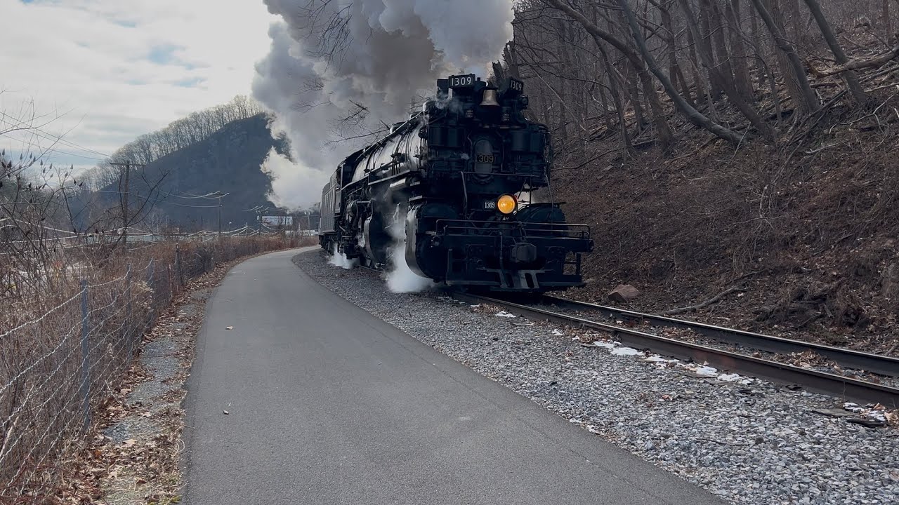 Mixed Action in the Cumberland Narrows with WMSR 1309 and CSX 1972.