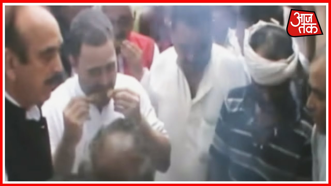 Rahul Gandhi Seen To Eat Corn With People In Deoria, MP