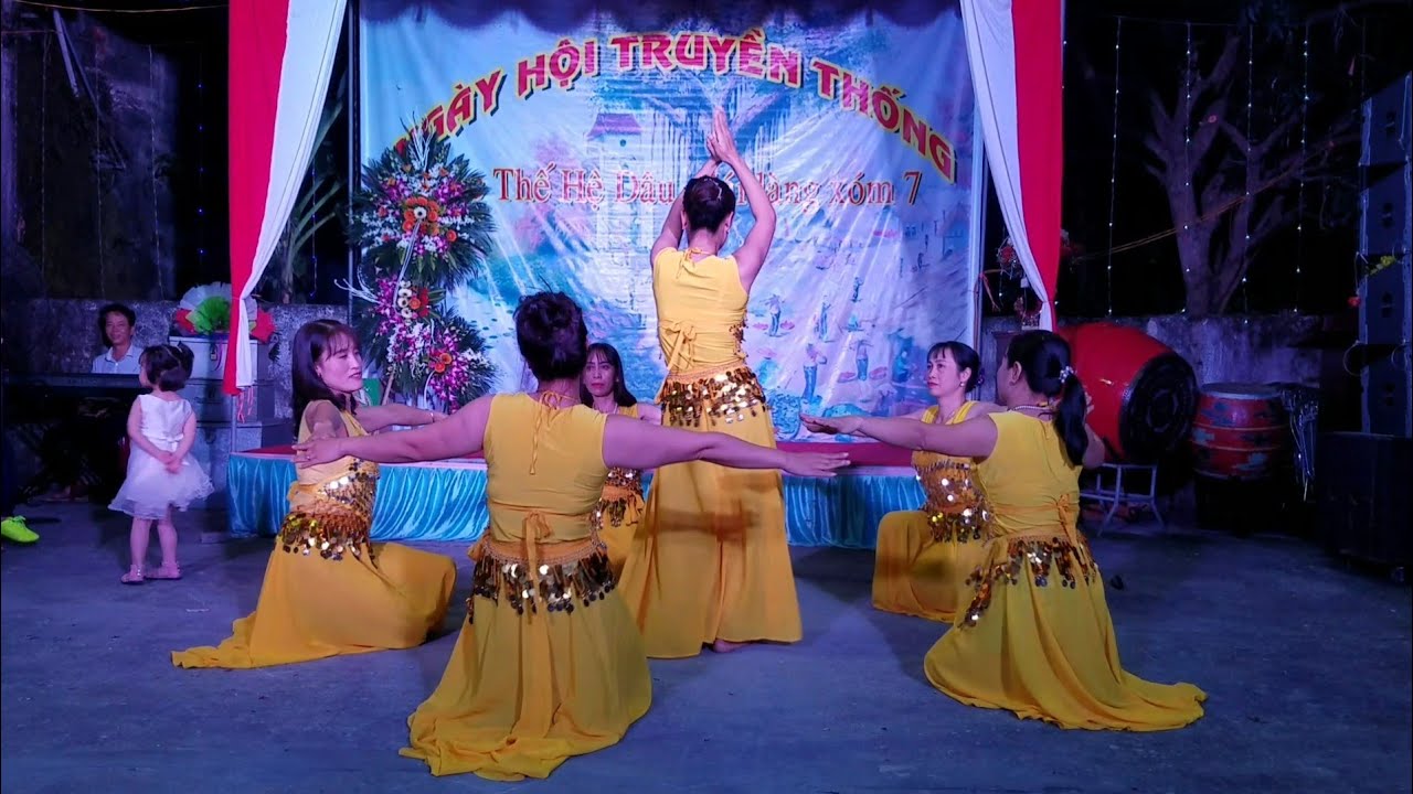 Múa hẹn hò đêm trăng Đội văn nghệ xóm 7 biểu diễn