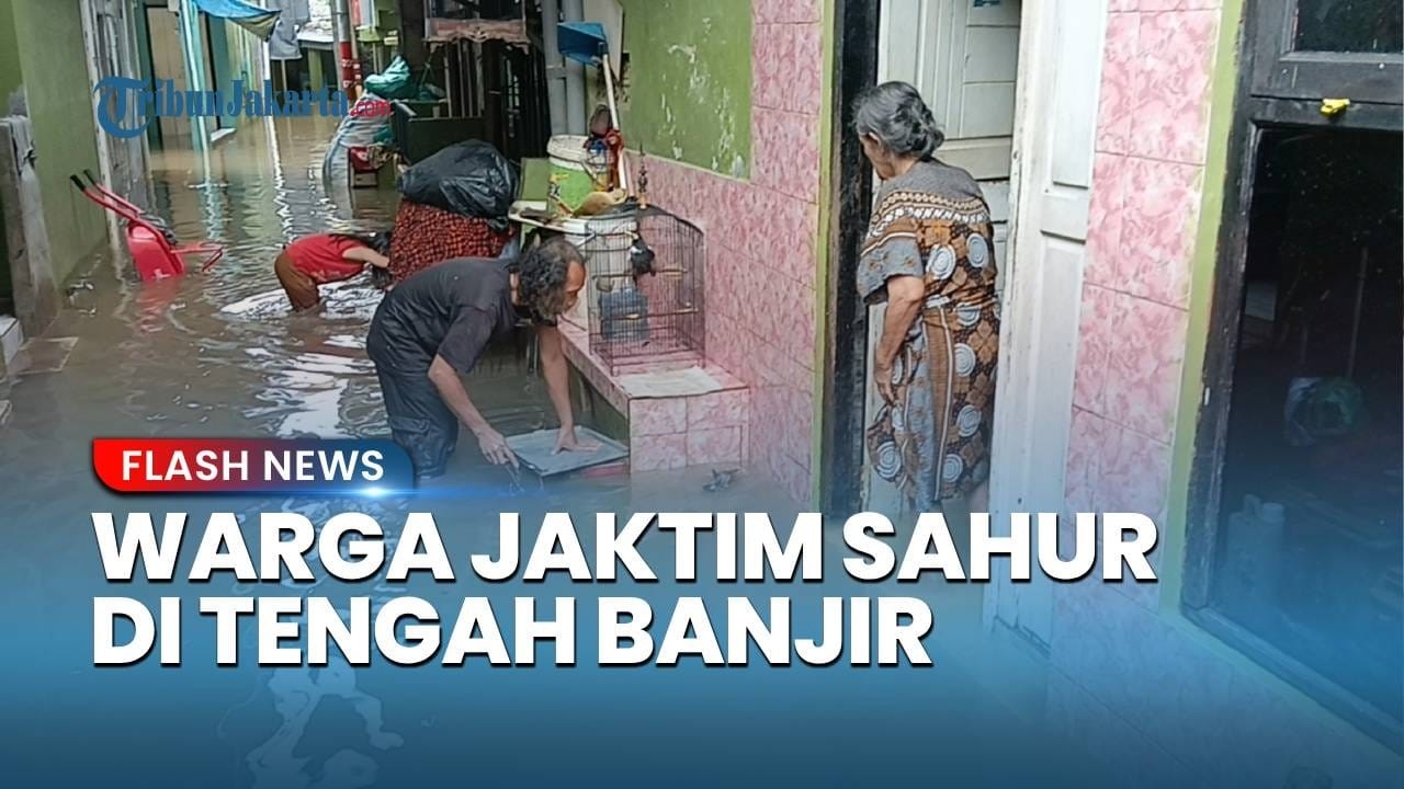 Warga Kebon Pala Jaktim Nikmati Sahur di Tengah Banjir 1,6 Meter