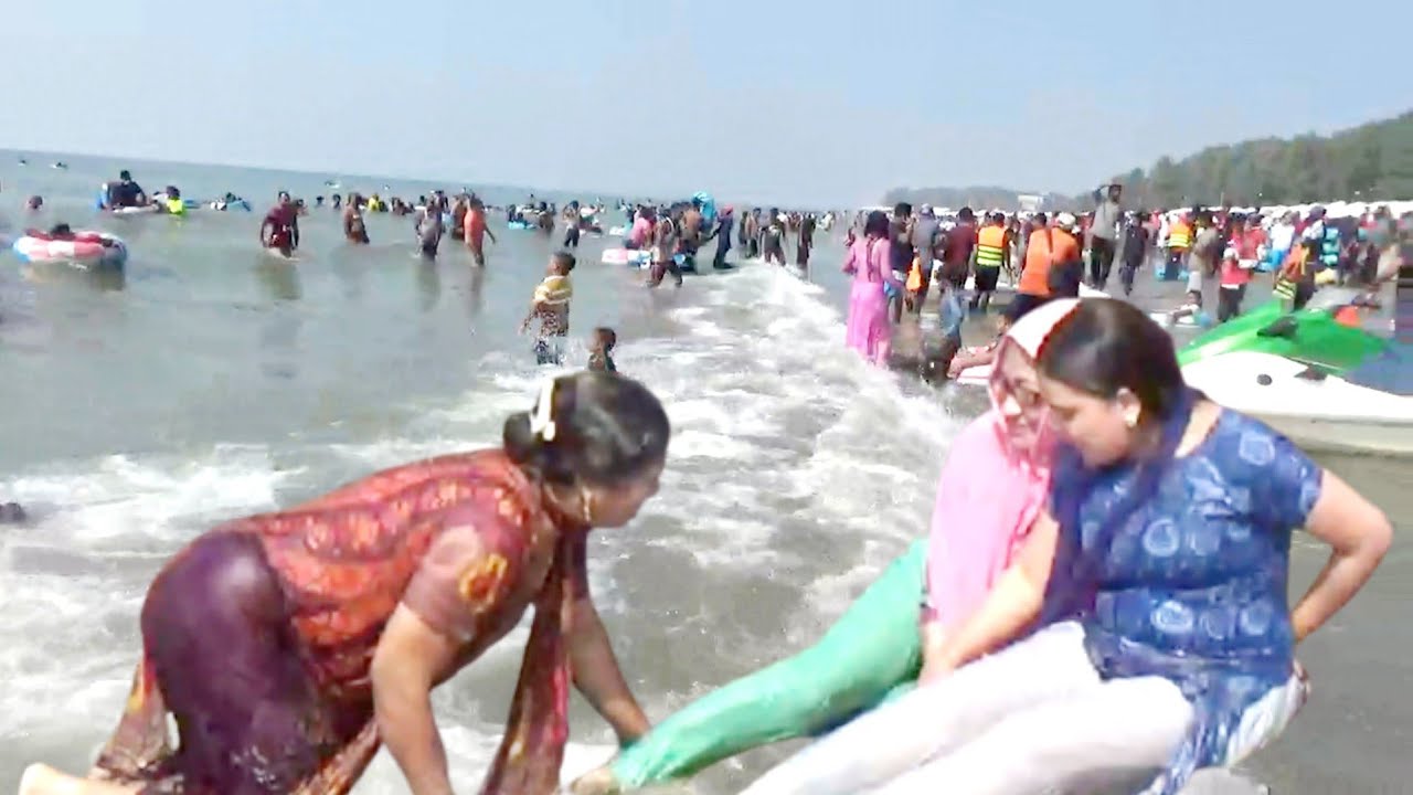 কক্সবাজারের সমুদ্রের উত্তাল ঢেউ, আর পর্যটকদের ইন লীলাখেলা