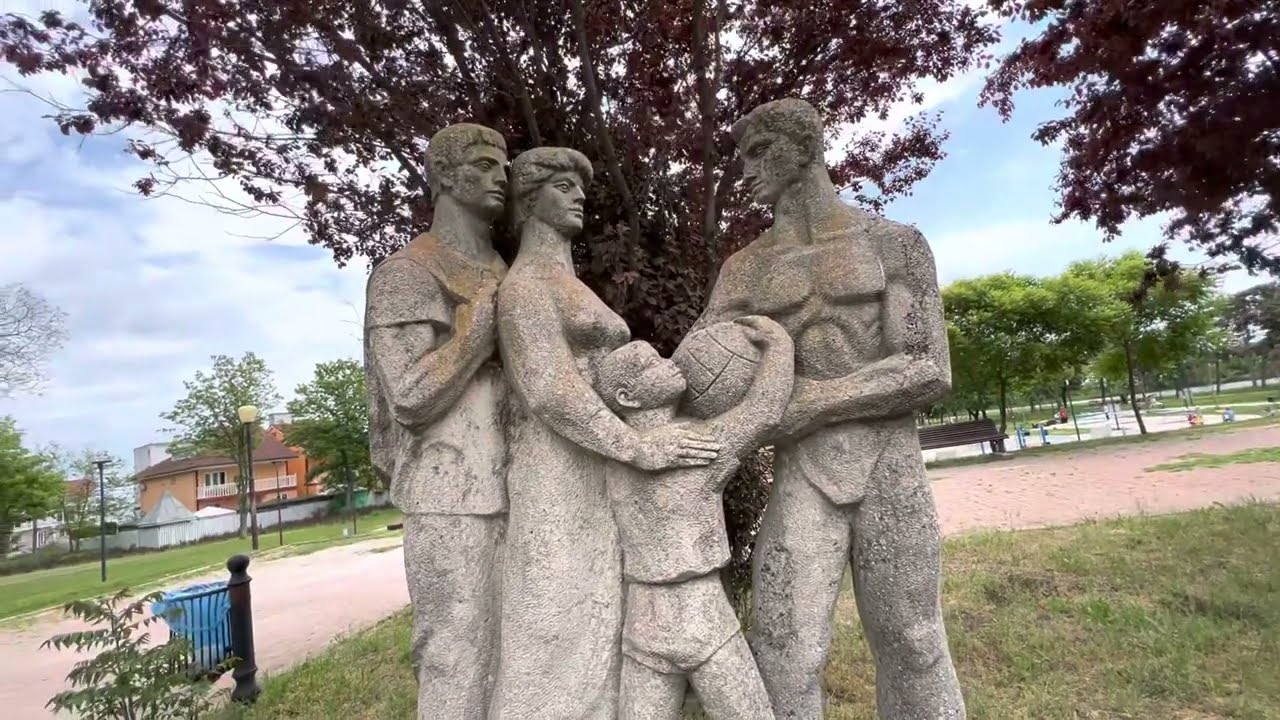Eforie Nord 2022 statui socialiste parc amenajat occidental, malul lacului și Promenada in renovare