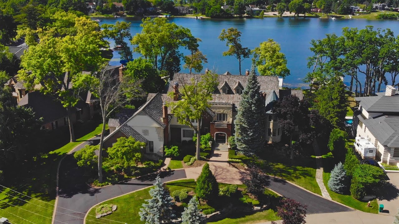Orchard Lake Luxury Lakefront - 3151 W Shore Dr Orchard Lake, Michigan