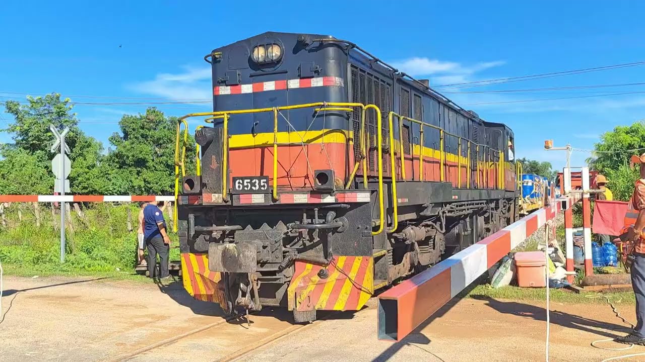វីដេអូស្ដែងៗមុនរទេះភ្លើងក្រឡាប់ នៅភូមិ #បំណក់ #ស្រុកក្រគរ #រទេះភ្លើងដឹកប្រេងសាំង