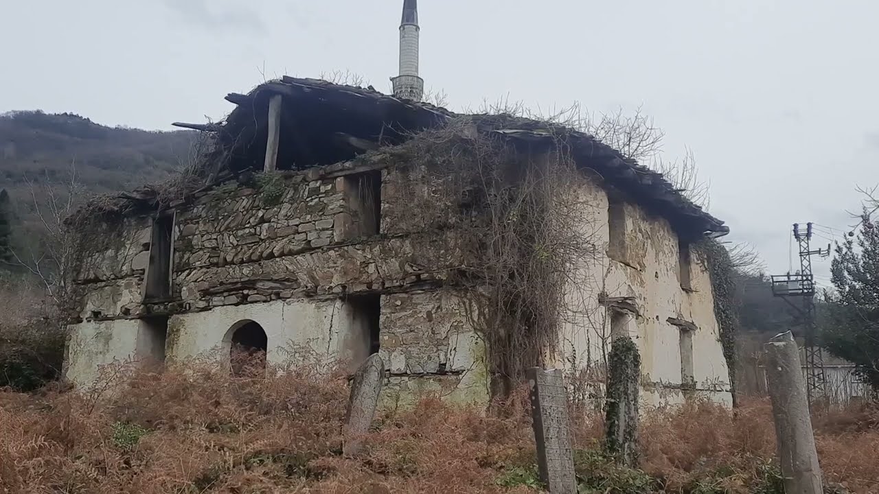 Cide'de tarihi cami ve mezarları define için talan ettiler!