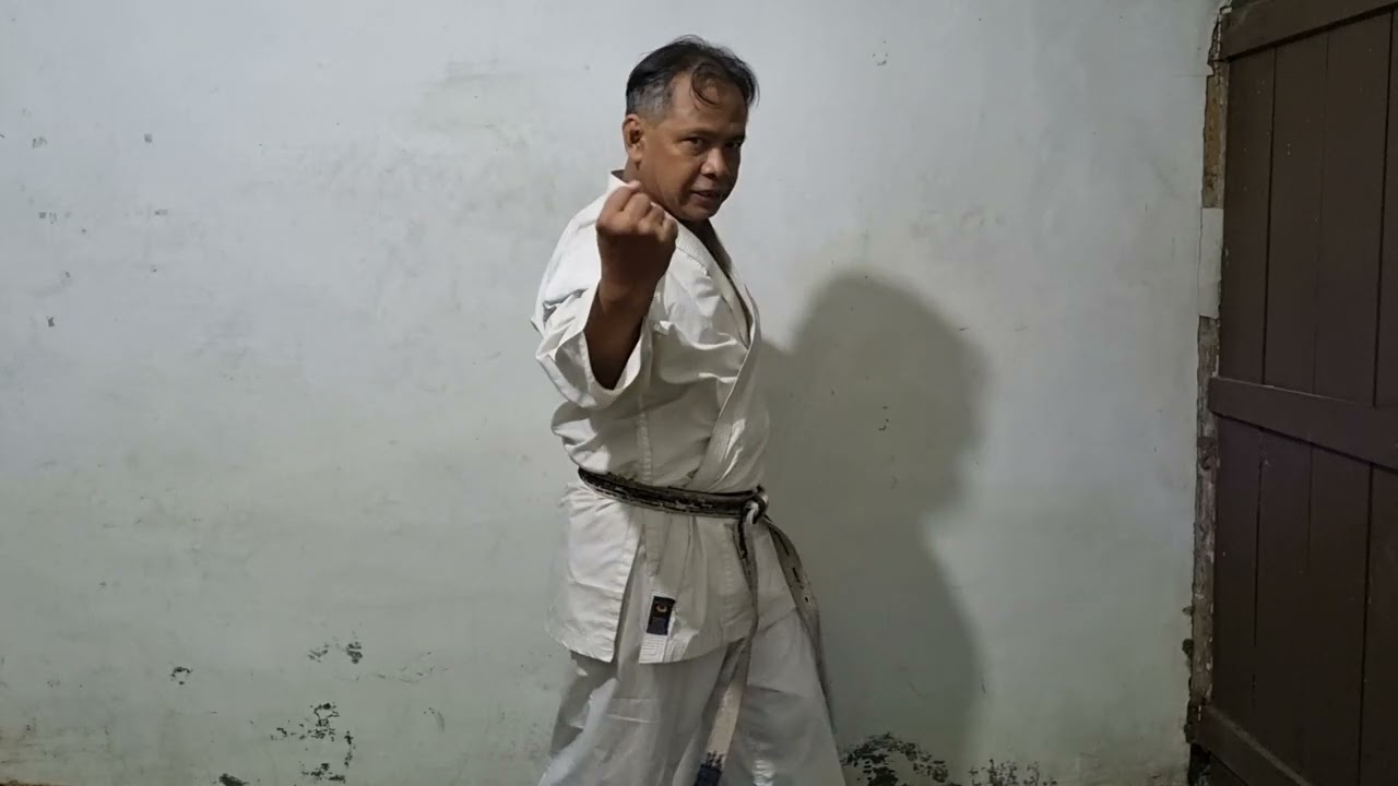 Latihan dasar menangkis pukulan/serangan dari arah depan [3]