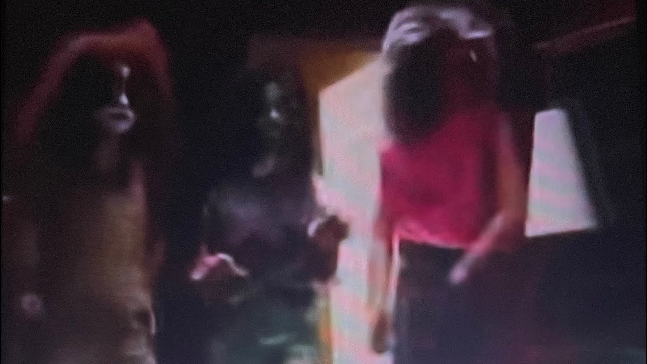 Mary Kate & Ashley singing ￼Very, very very ￼unbelievably scary on the piano