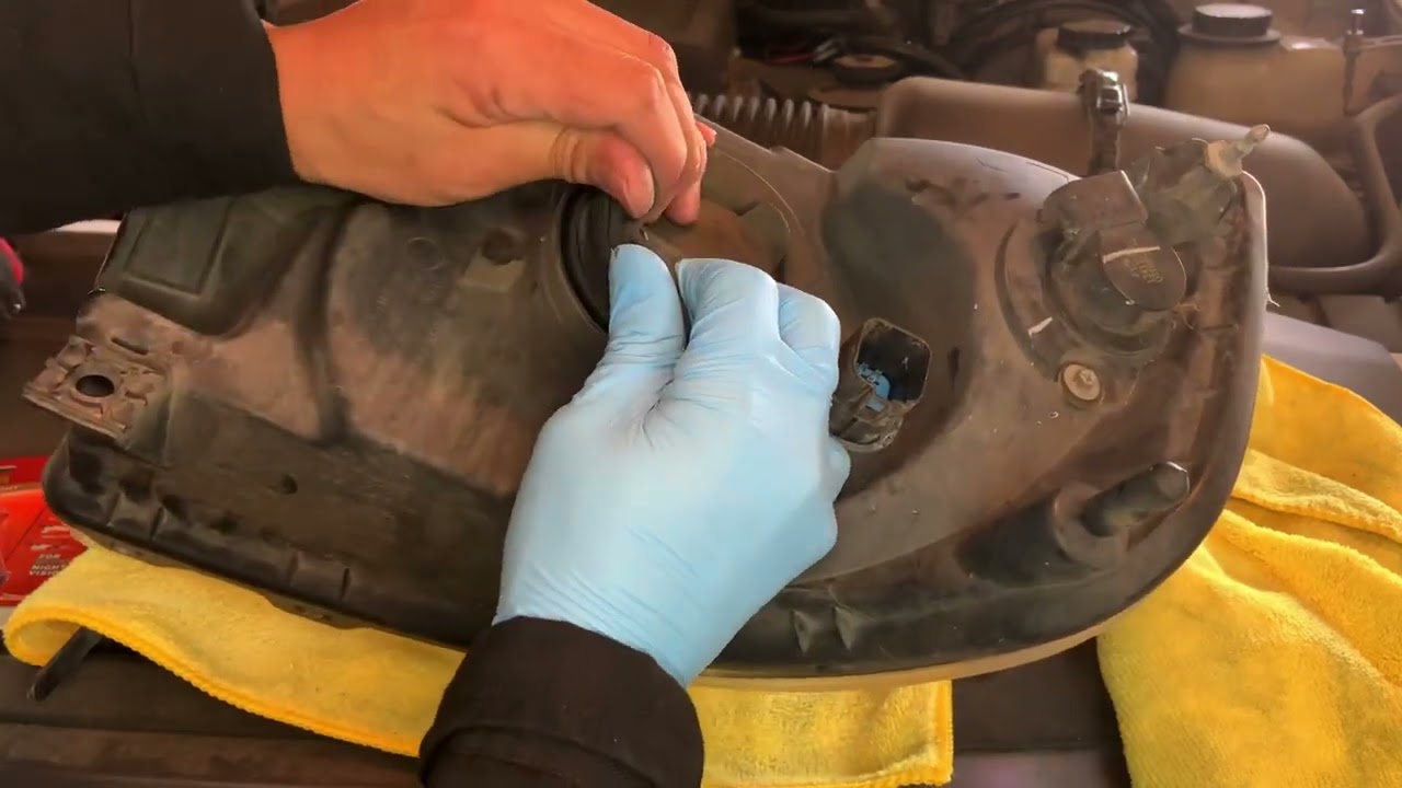 Como cambiar la luz baja de una 2003 Ford Expedition XL