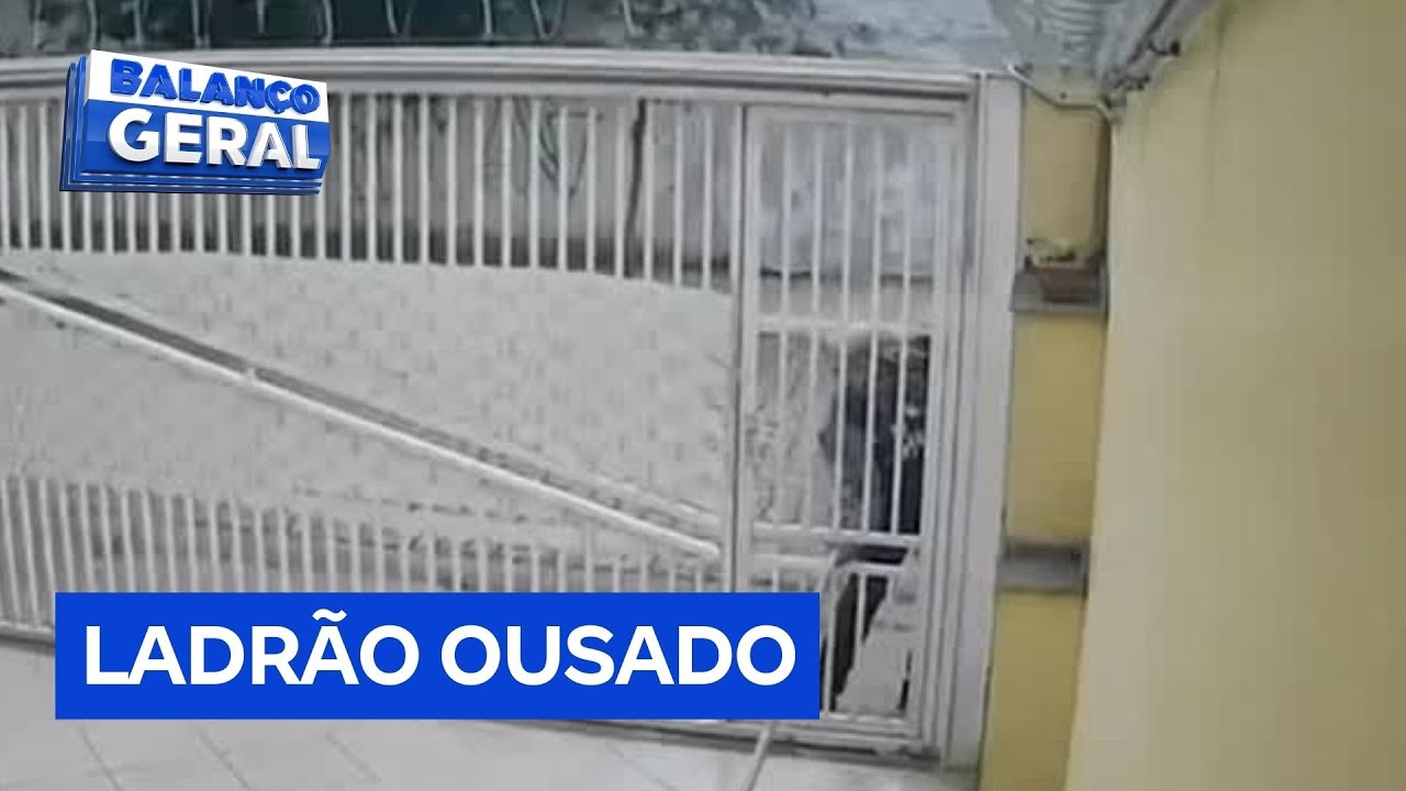 Câmeras flagram ladrão usando rodo para furtar encomendas em SP