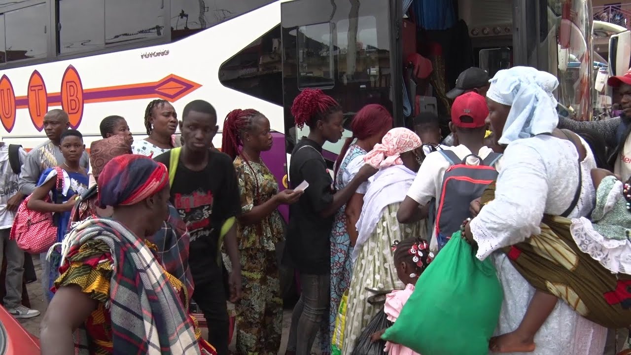 À 9 ans, Sekou cire des chaussures au Plateau pour préparer sa rentrée scolaire