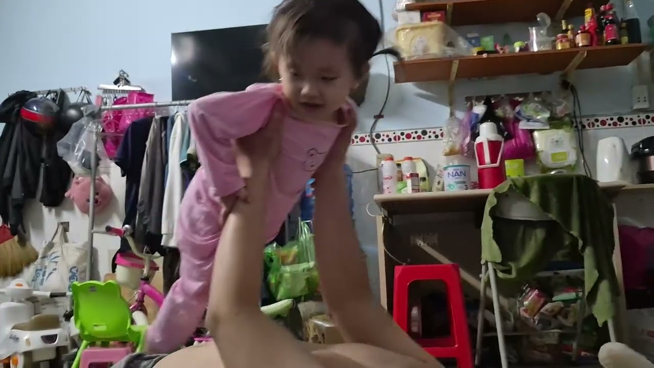 Mẹ ơi coi con nè, xiếc được chưa mẹ?🤹‍♀️