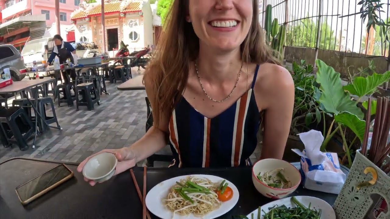 Provando Comida Típica Raiz da Tailândia 🇹🇭 | Experiência REAL em Restaurante Local de Bangkok