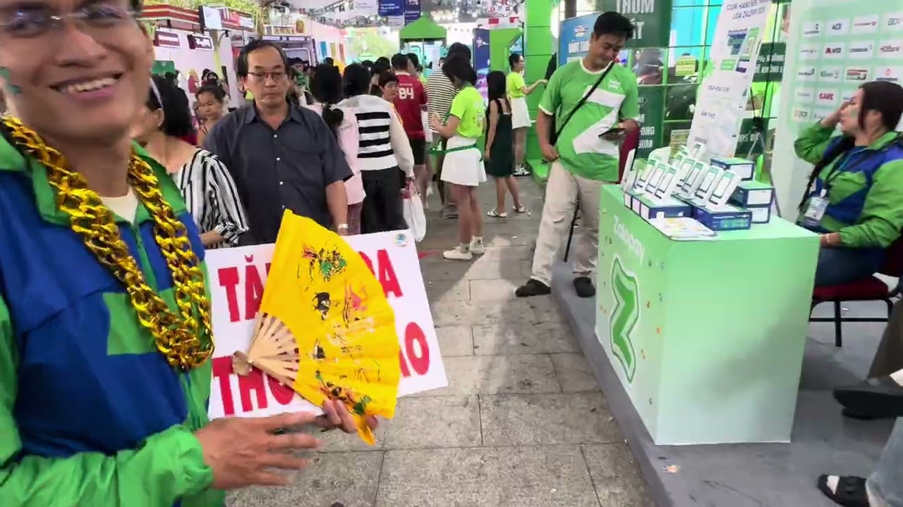 Không khí hội chợ Sài Gòn:Ồn ào -rực rỡ-náo nhiệt.Người đông như trẩy hội.