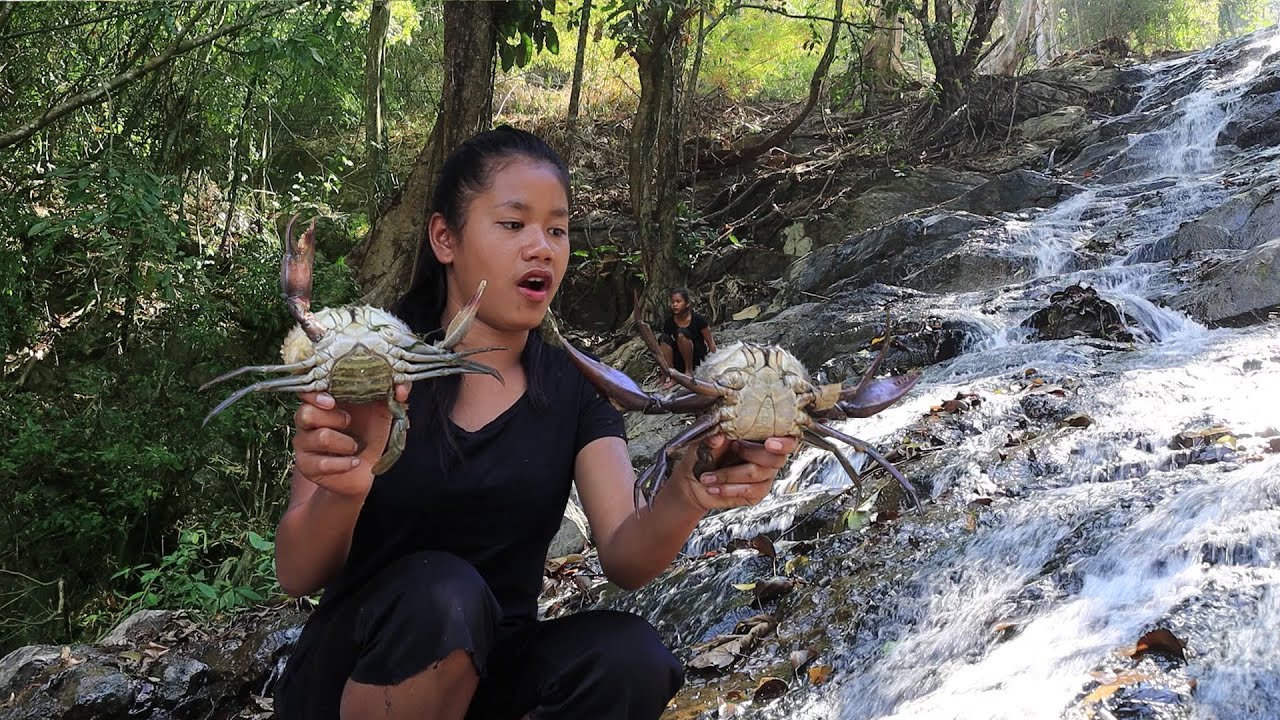 Find catch Big crab for Food in the forest - Cooking Crab with Peppers sauce for Eating delicious