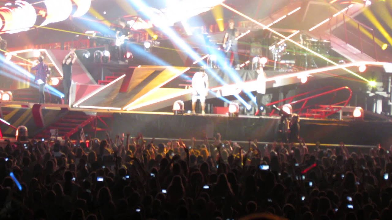One Direction performing Best Song Ever/end of show at MetLife Stadium (August 4th)