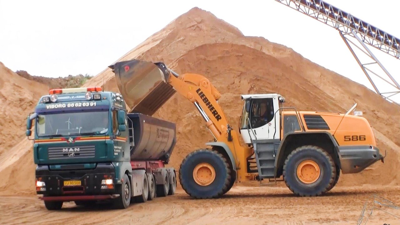Liebherr L586 Loading Trucks