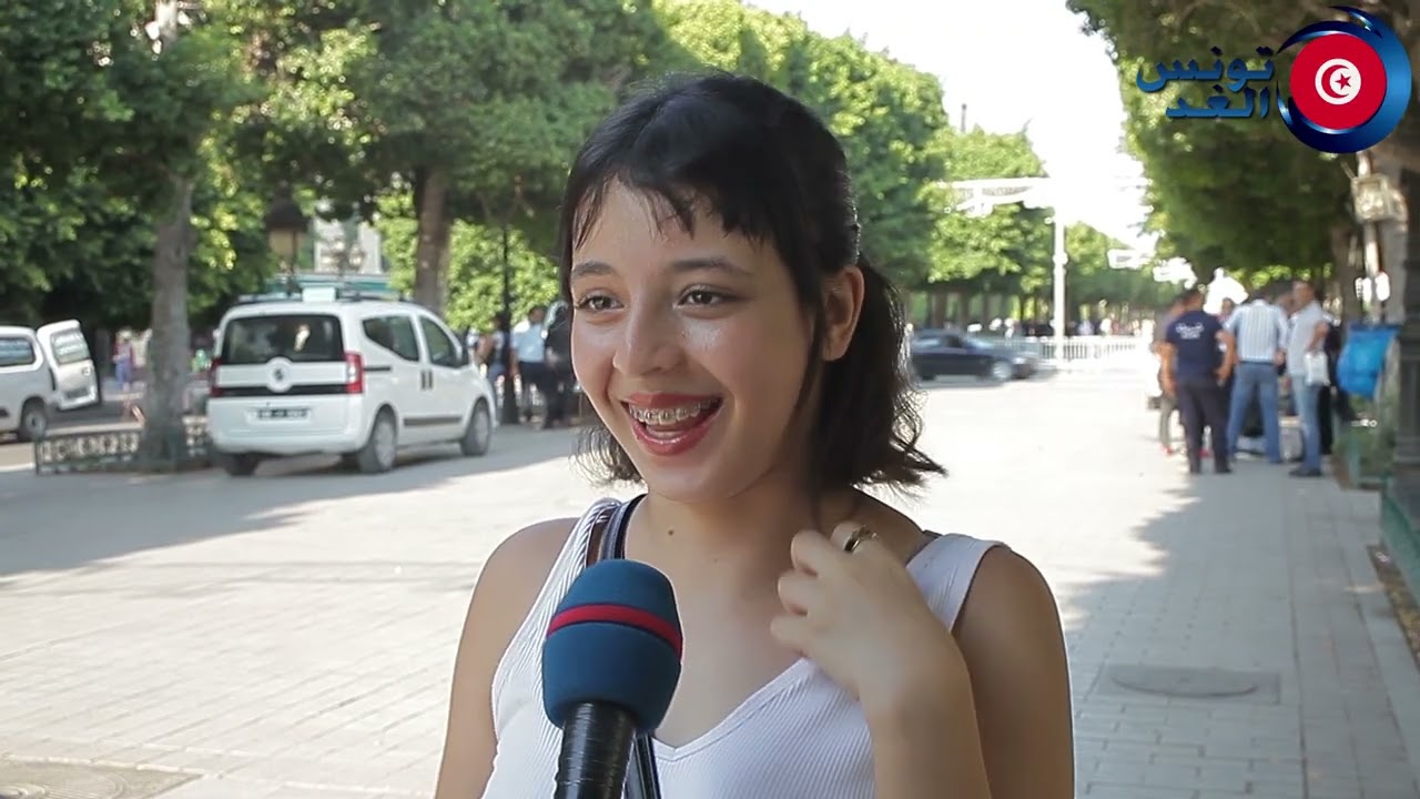  نحب بابا يتزوج بتونسية باش نجي نعيش في تونس، نلبس عريان ما يخزرلي حد اما في الجزائر يتحرشو بيا..