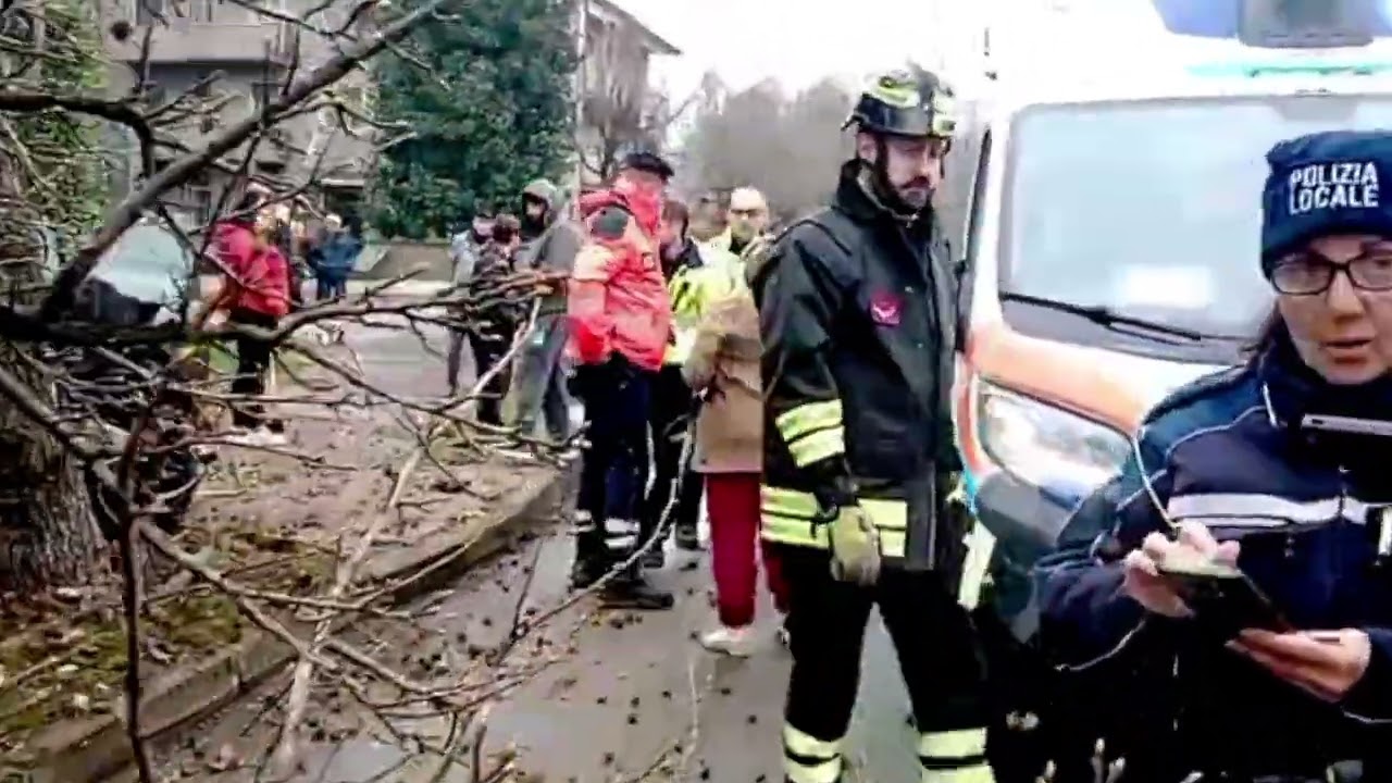 Vigevano, si schianta con l&rsquo;auto contro un albero