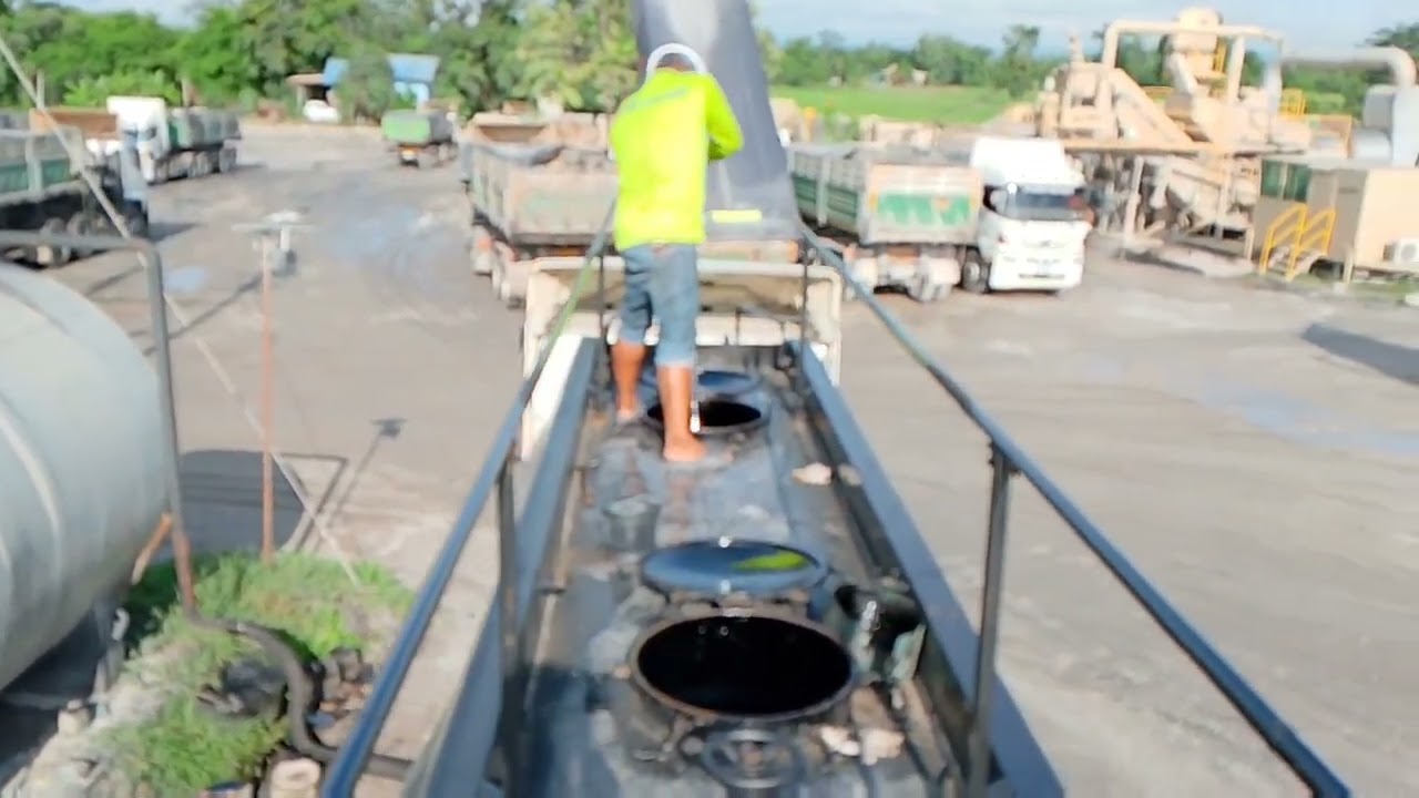 ขั้นตอนสุดท้าย!! การลงAsphalt(ยางมะตอย)อุณหภูมิไม่ร้อนพอต้องใช้ไฟเผาเพื่อเพิ่มอุณหภูมิ