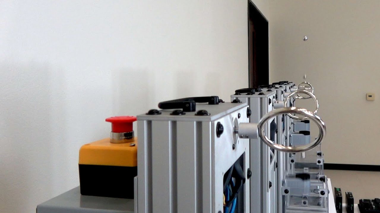 Five Balls Tossed through spinning rings - ADVANCED Motion Controls servo drives and Click&Move®
